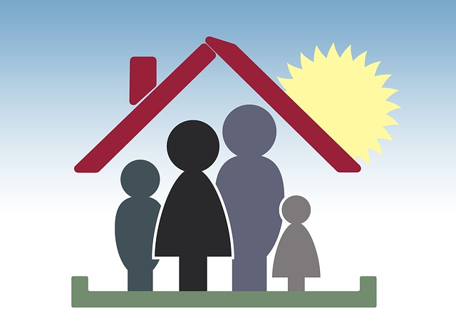 grafika rodina pod červenou střechou se sluncem