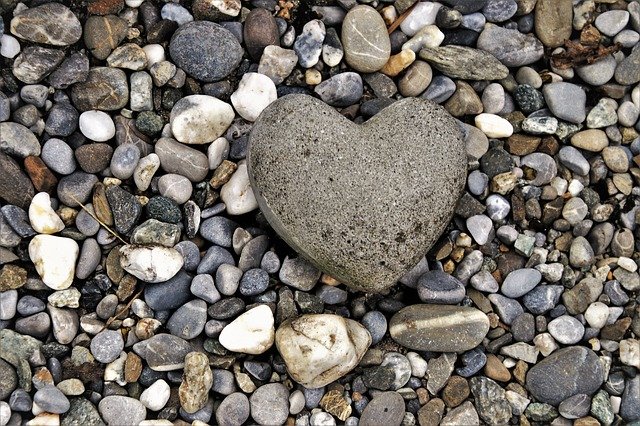 kameny v přírodě s kamenným srdcem